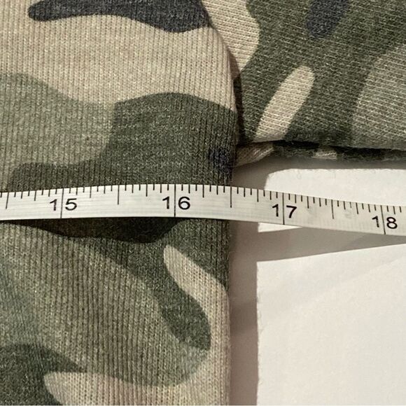 NWT Yelete Camo Long Sleeve Round Hem Keyhole Neckline Women's Size S - Picture 12 of 13